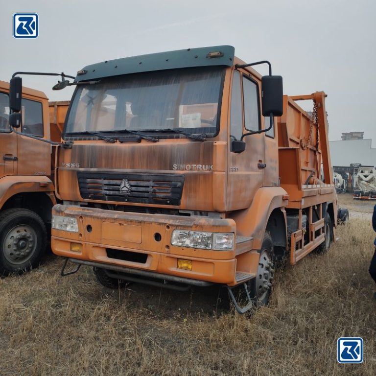 Front view HOWO 4X2 Heavy Duty Garbage Truck featuring the SINOTRUK logo and hydraulic machinery