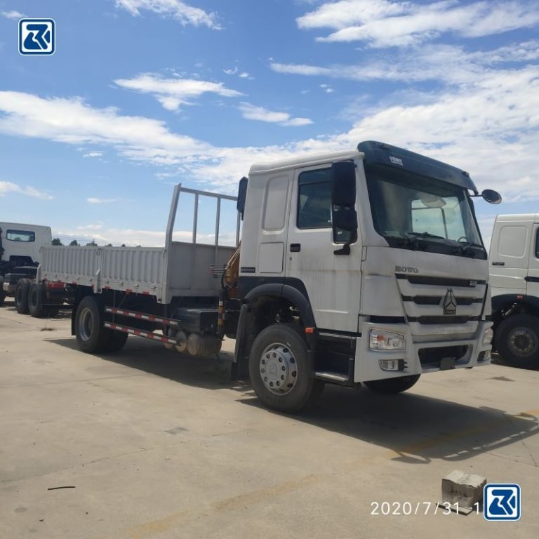 Side view of a HOWO 4x2 truck-mounted crane, with its efficient design for transport and heavy-duty crane work