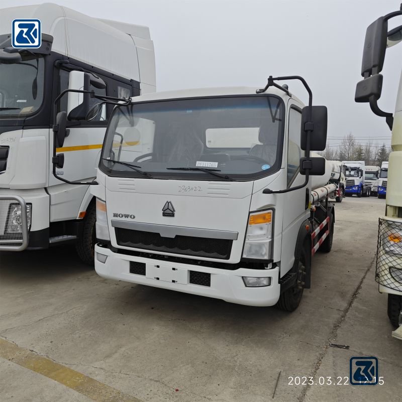 Front view of SINOTRUK HOWO 4x2 Light Cargo Truck