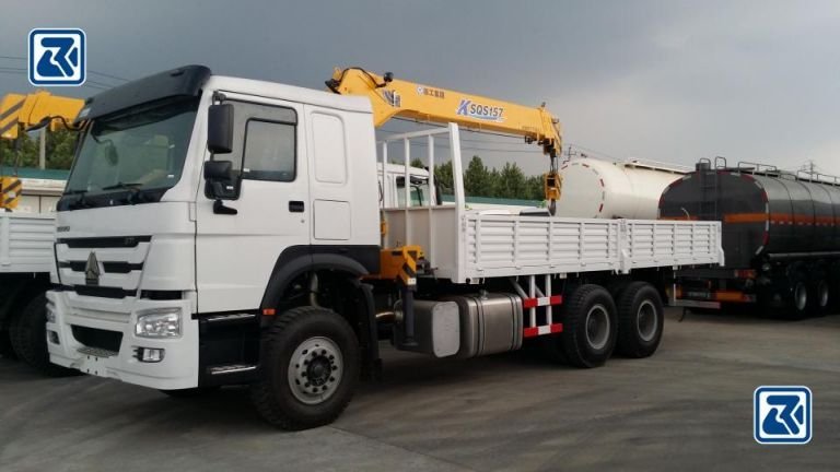 HOWO truck-mounted crane working on a jobsite, illustrating HOWO crane efficiency