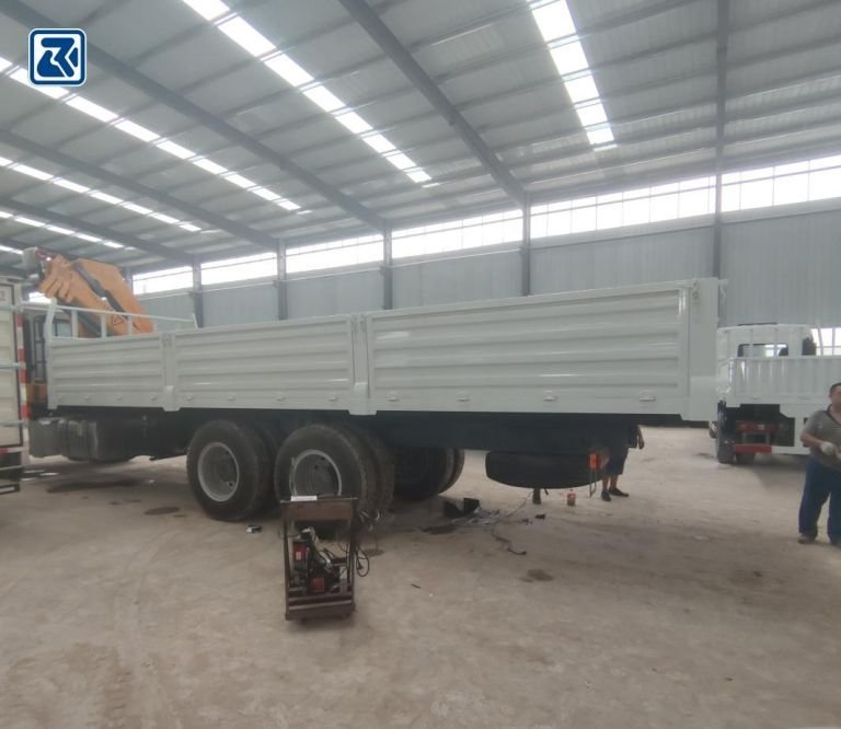 HOWO truck crane on site, the subject of this operation guide